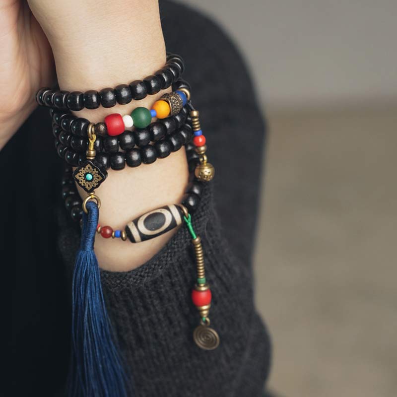 Mala Kupfer Ebenholz – Balance Armband mit bunten Perlen am Handgelenk