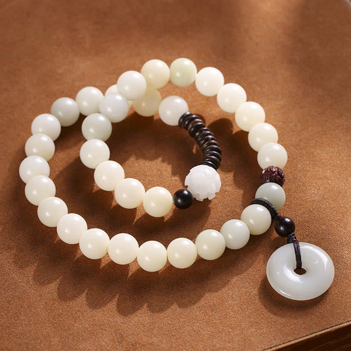 Weißes Bodhi Lotus Armband mit Sandelholz Perlen Frieden Harmonie.