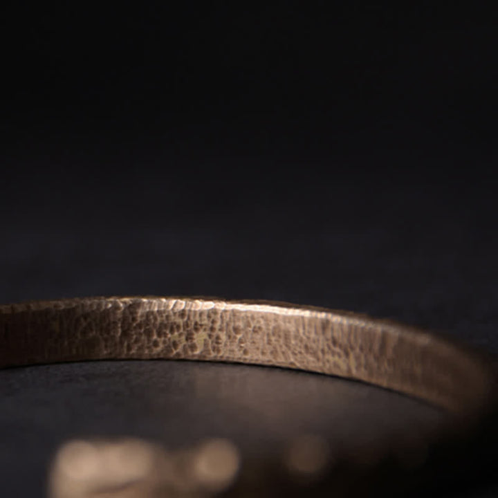 Armband Kupfer – Wohlstand am Handgelenk strukturierte Oberfläche getragen