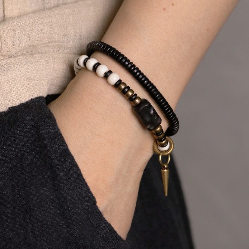 Armband Kupfer Ebenholz Paar – Stärke am Handgelenk getragen schwarz weiß