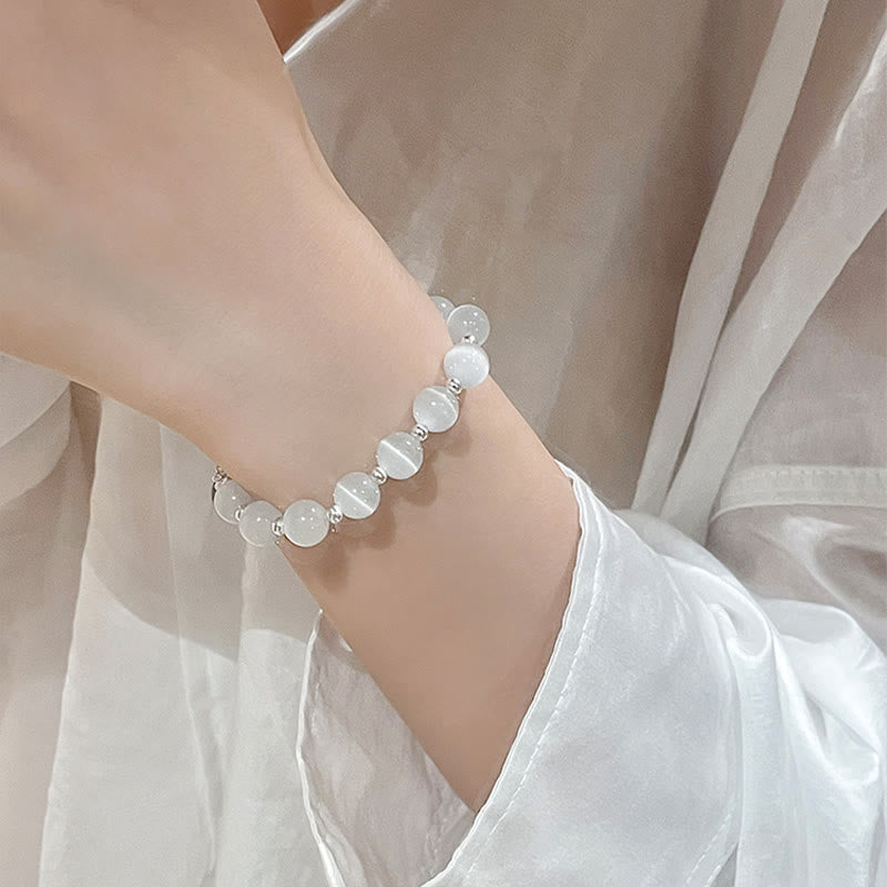 Armband Mondstein Erdbeerquarz weiß elastisch am Handgelenk getragen