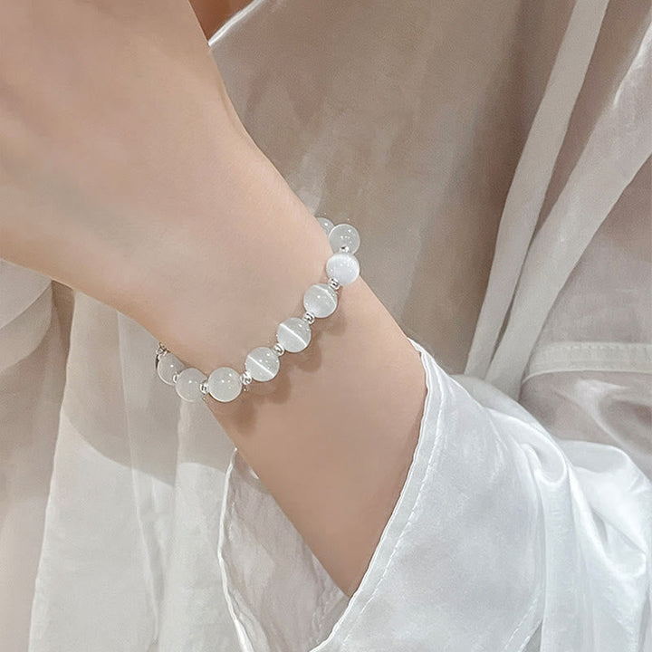Armband Mondstein Erdbeerquarz weiß elastisch am Handgelenk getragen