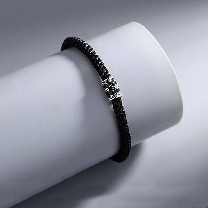 Schwarzes Armband 925 Silber Om Mani Padme Hum auf weißem Zylinder präsentiert