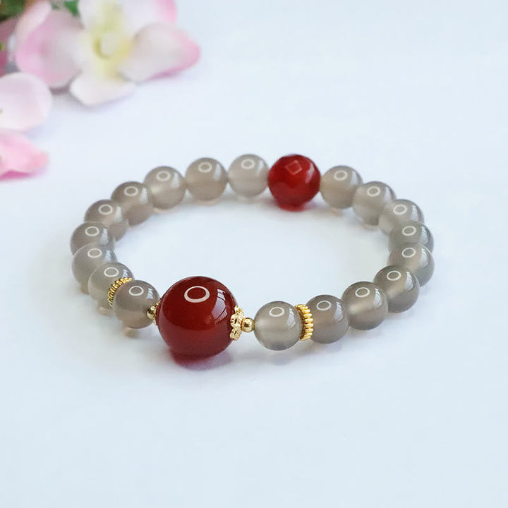 Armband Roter Achat – Harmonie mit grauem Stein elastisch getragen