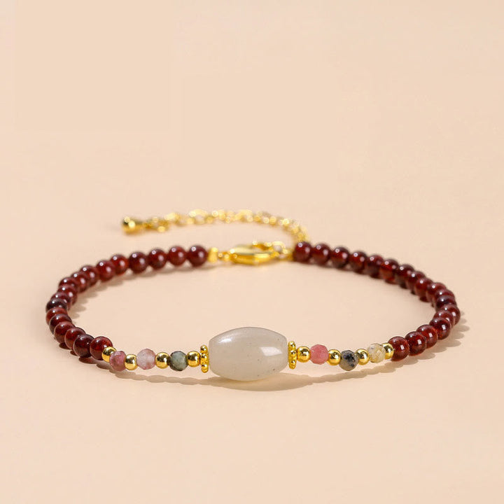 Armband Granat Jade mit weißem Stein elegant getragen