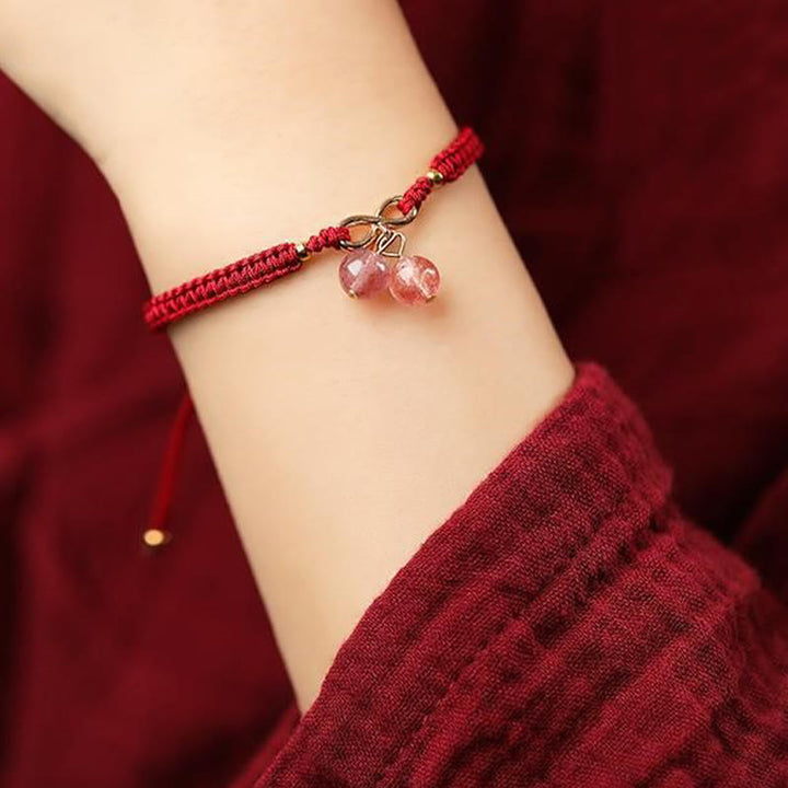 Rotes Armband Erdbeerquarz Amethyst Perlen Handgelenk elegant getragen