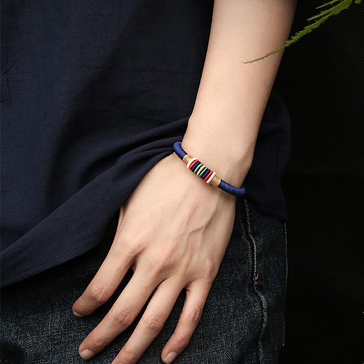 Armband Fünf Elemente – Glück & Energie am Handgelenk mit bunten Perlen getragen
