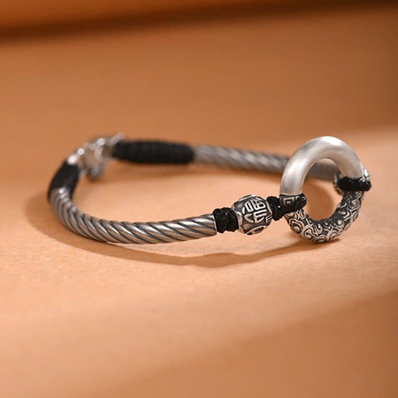 Silbernes Armband mit Kupfer Fu-Zeichen Glücksarmband elegant präsentiert