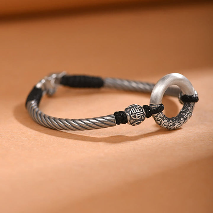Silbernes Armband mit Kupfer Fu-Zeichen Glücksarmband elegant präsentiert