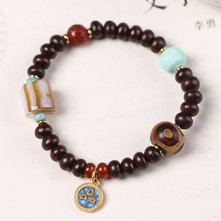 Bodhi Armband mit braunen Perlen und türkisen Steinakzenten elegant.