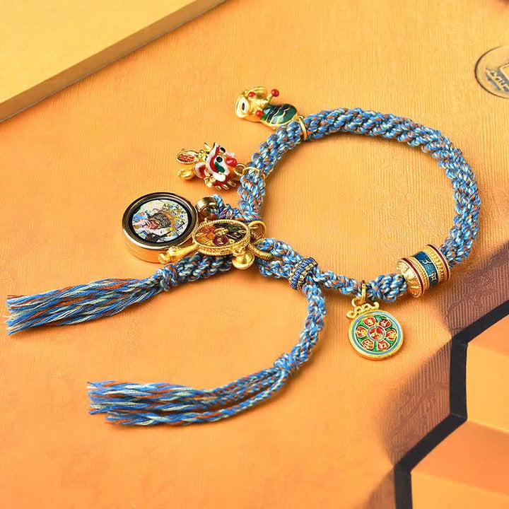 Armband – Glück & Wohlstand mit blauen Kordeln und goldenen Anhängern Flachaufnahme