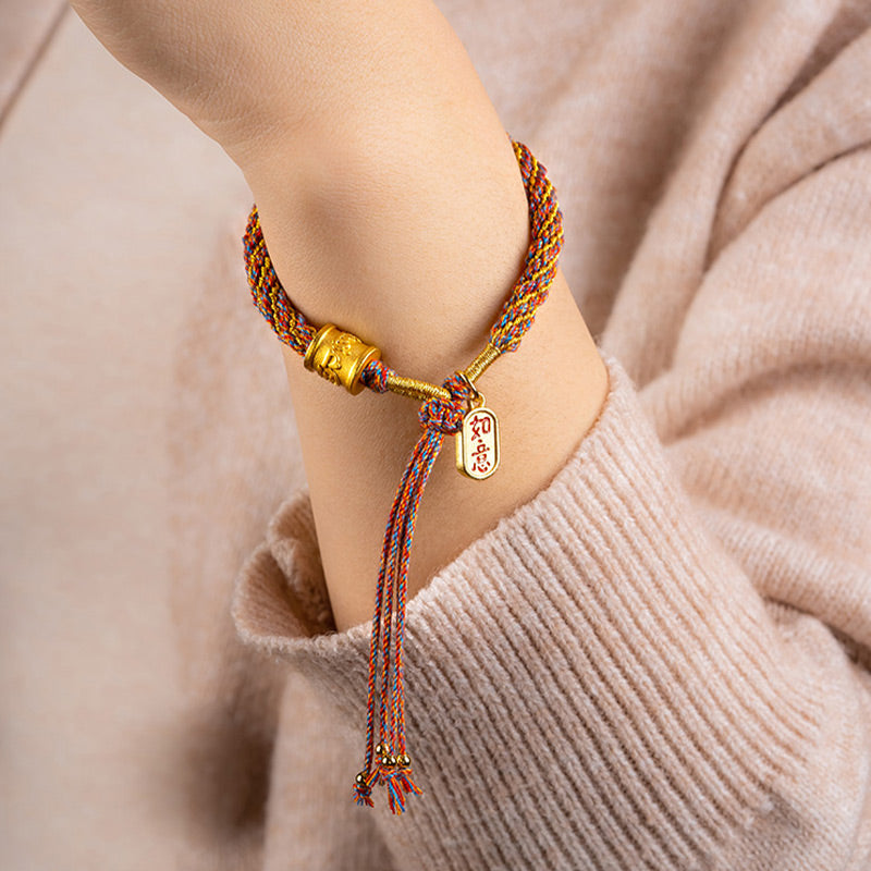 Armband Om Mani Padme Hum Multicolored am Handgelenk mit Anhänger getragen