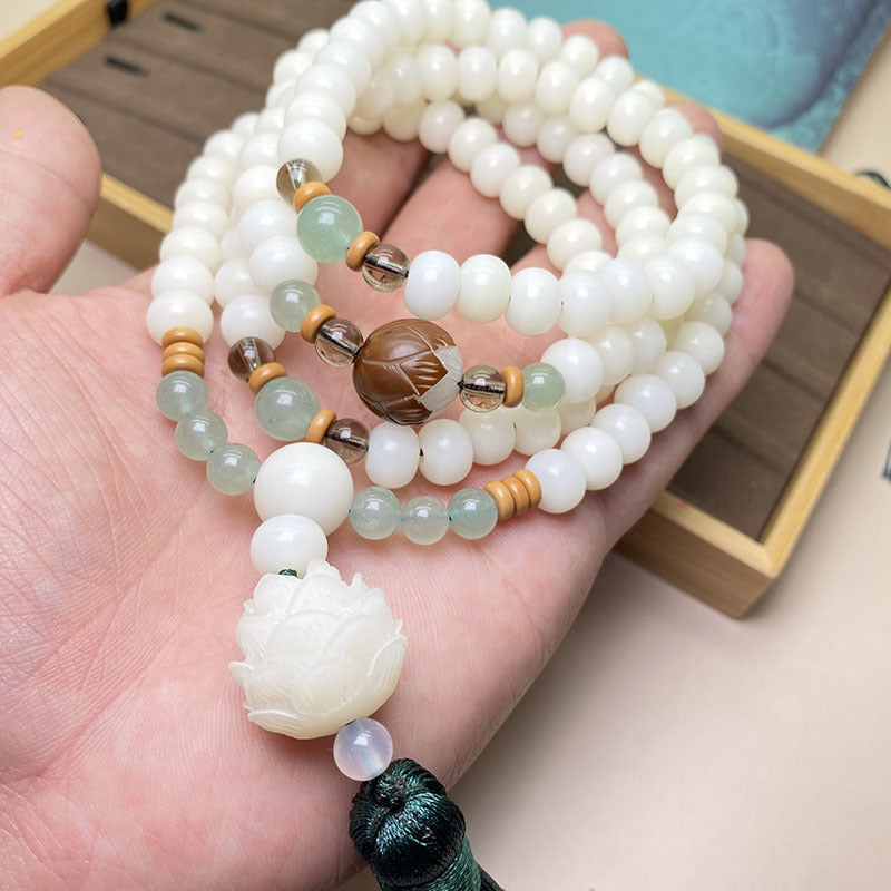Weiße Jade Mala mit Quaste in Handinnenfläche, Natursteine, Schutzschmuck
