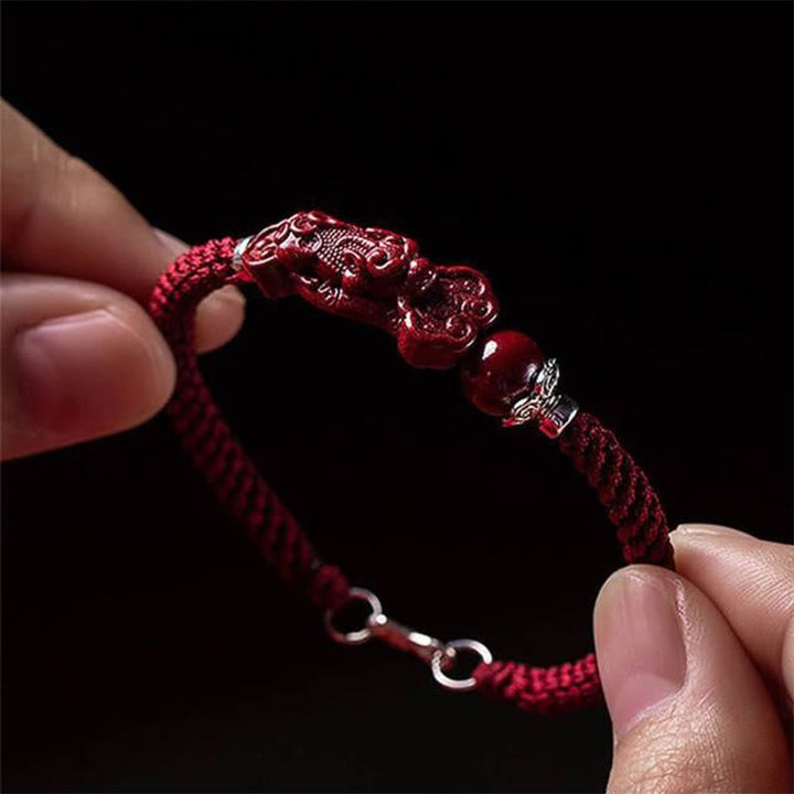 Zinnober Pixiu Armband am Handgelenk getragen rotes Armband Glück Wohlstand