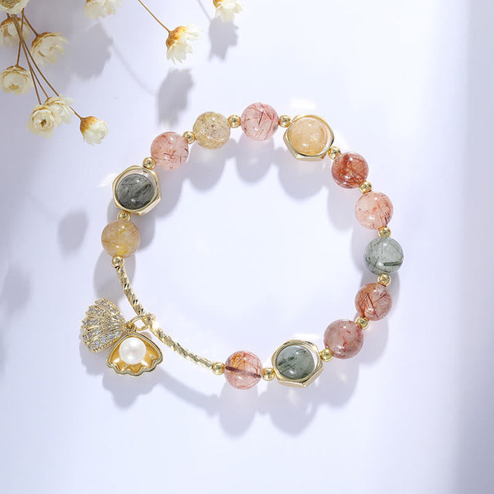 Buntes Armband mit Rutilquarz, Shell und Schutzsteinen elegant präsentiert.