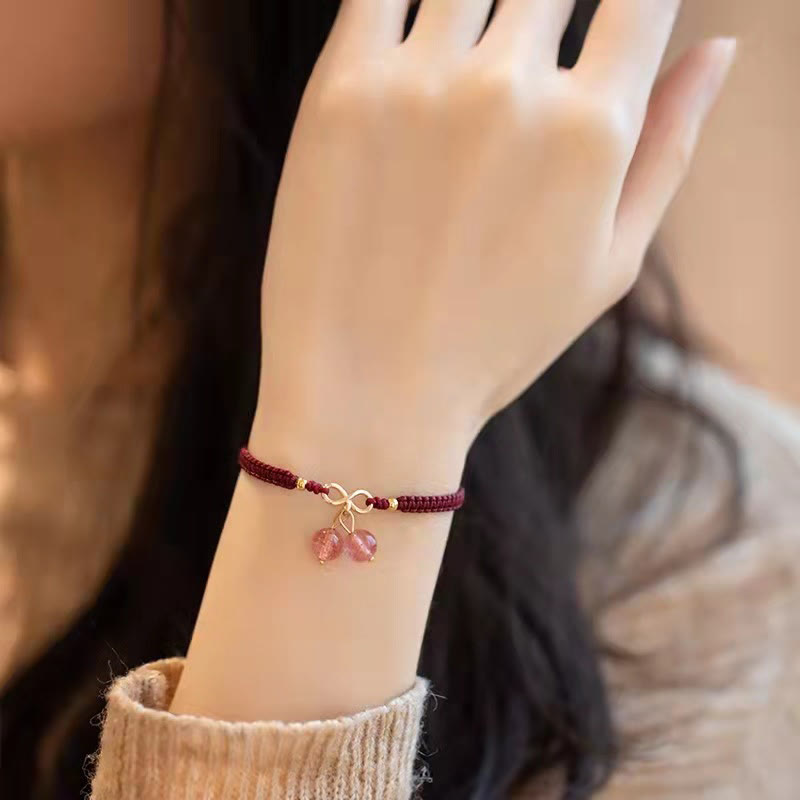 Armband Erdbeerquarz Amethyst mit Weinrot Schnur elegant getragen