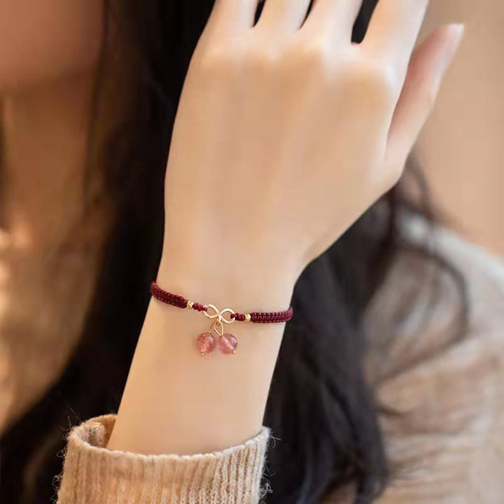 Armband Erdbeerquarz Amethyst mit Weinrot Schnur elegant getragen