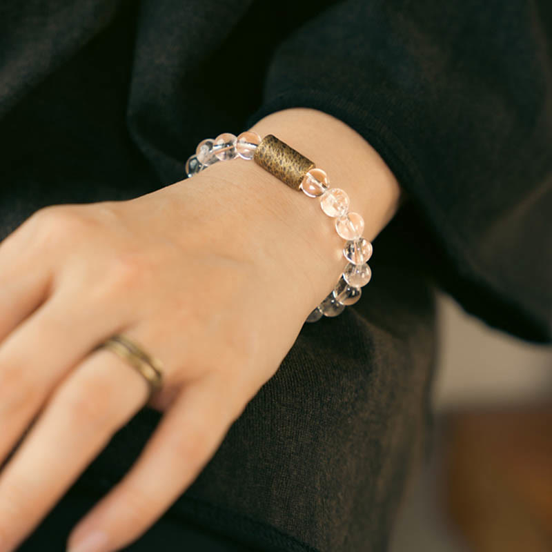 Armband Weißer Kristall – Schutz mit goldenem Element am Handgelenk getragen