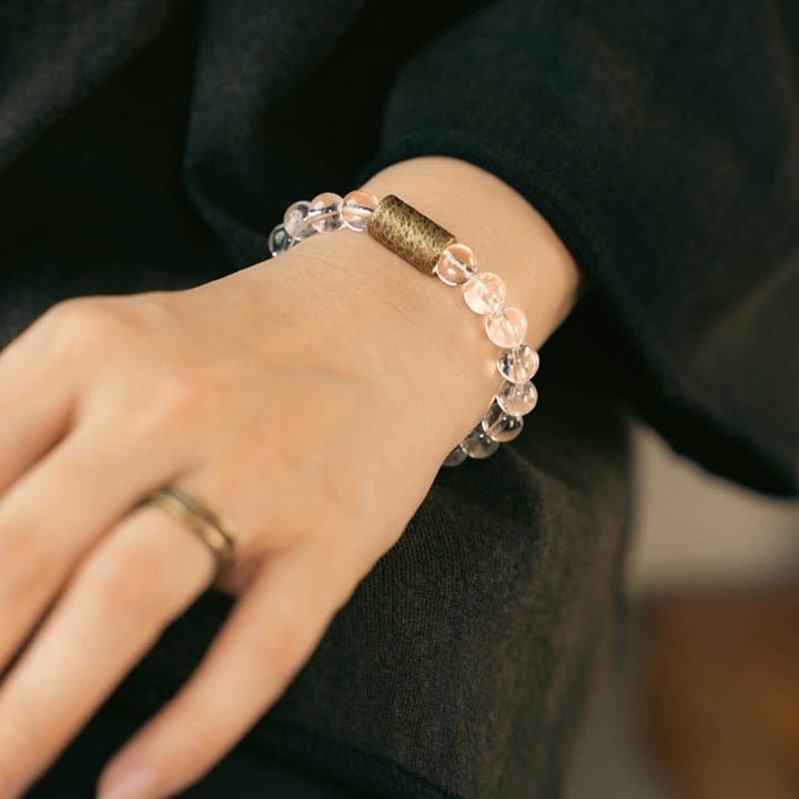 Armband Weißer Kristall – Schutz mit goldenem Element am Handgelenk getragen