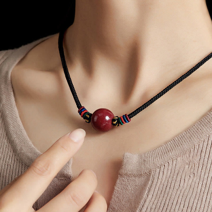 Tibetische Kette Zinnober Perle rote Kugel schwarzes Lederband getragen