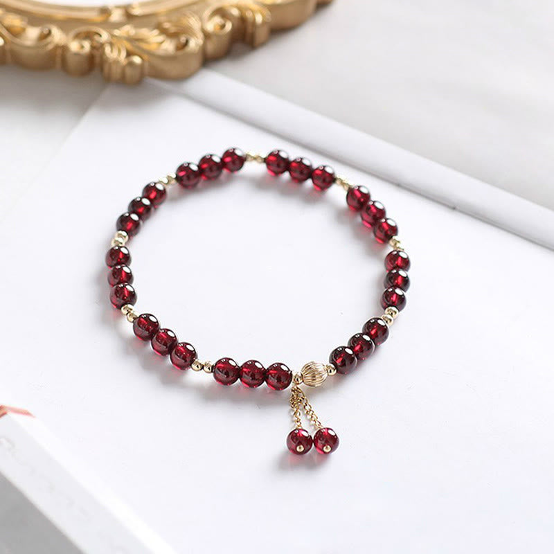 Armband Granat – Ruhe mit roten Granaten, goldenen Perlen, Flachansicht elegant