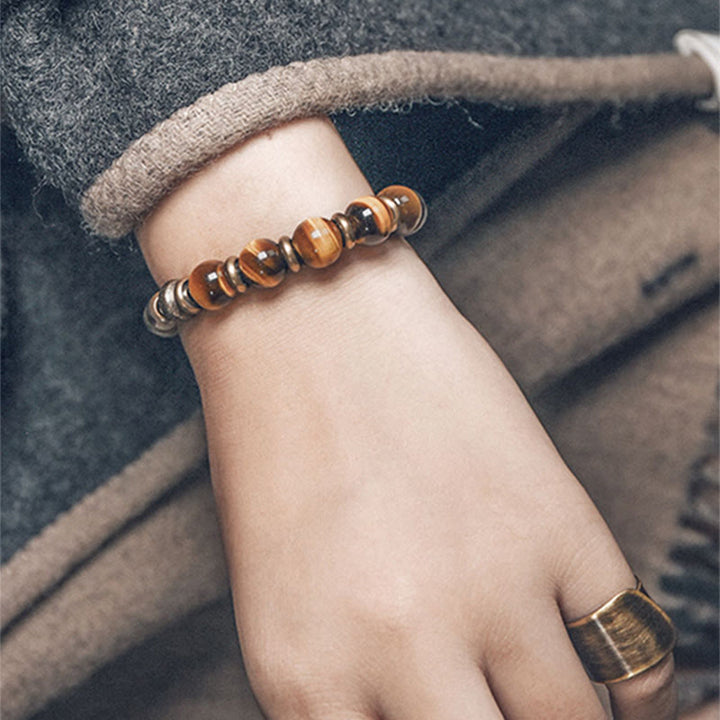 Armband Tigerauge Kupfer mit braunen Steinen am Handgelenk getragen