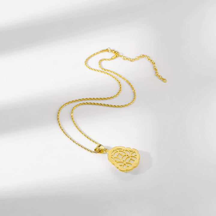Goldene Kette mit filigran verziertem Herz-Anhänger aus glänzendem Metall