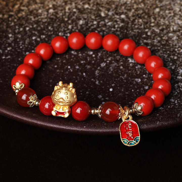 Rotes Armband mit Drachencharme und Zinnober-Perlen elastisch getragen