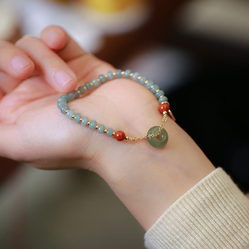Armband Roter Achat Jade am Handgelenk getragen Naturstein Glück Frieden
