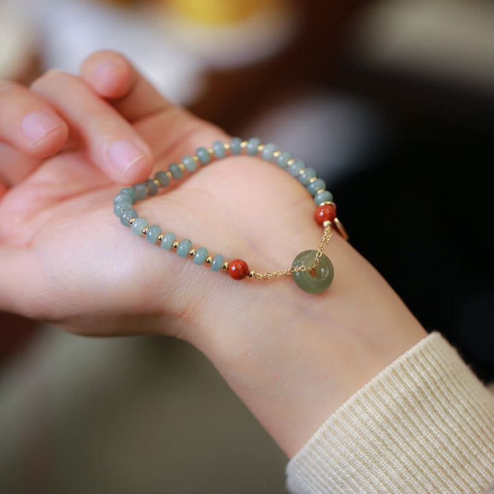 Armband Roter Achat Jade am Handgelenk getragen Naturstein Glück Frieden