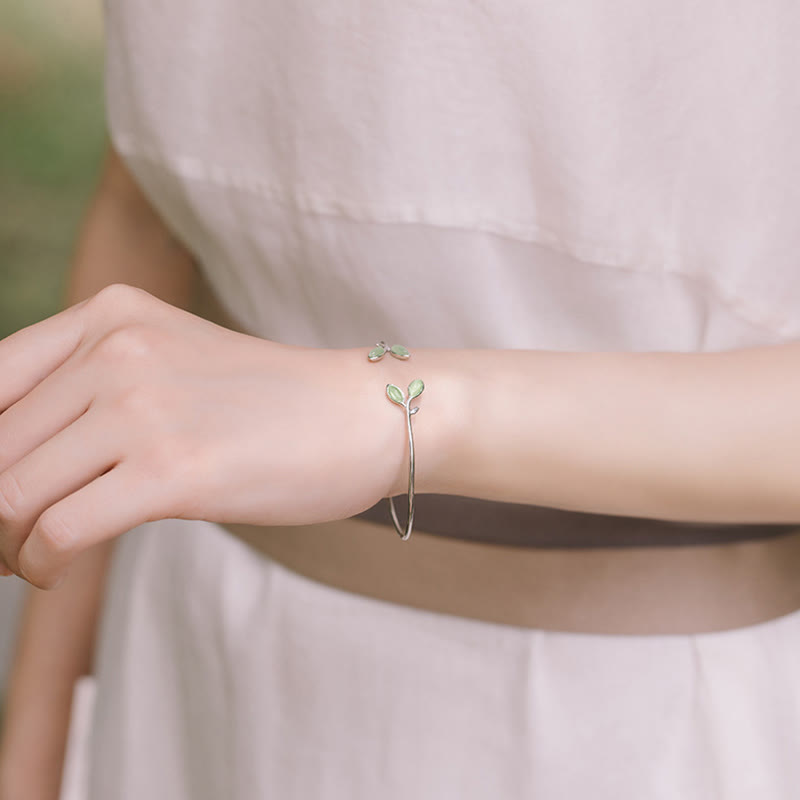 Armband Blatt Katzenauge am Handgelenk getragen silberfarben elegant
