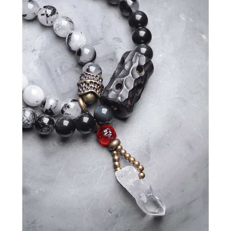Armband mit weißem Kristall, Ebenholz und Metallperlen elegant arrangiert.
