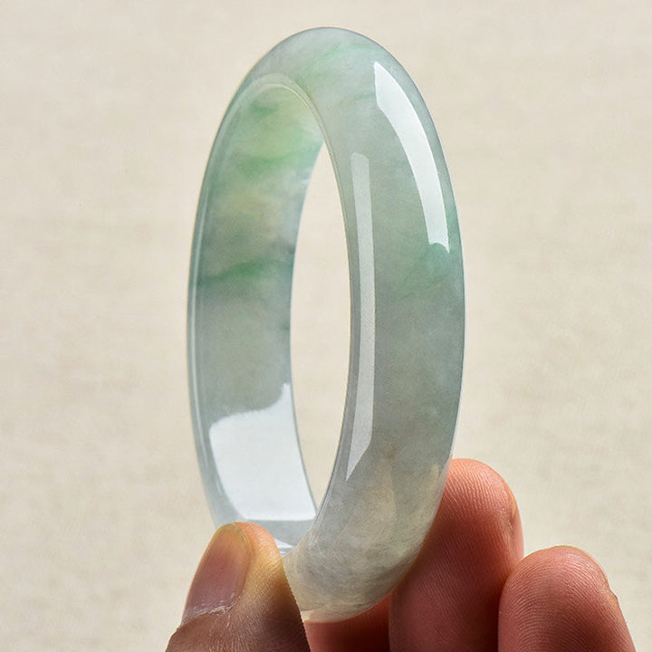 Jade Armband Naturstein grün poliert glänzend Handgelenk getragen Heilstein