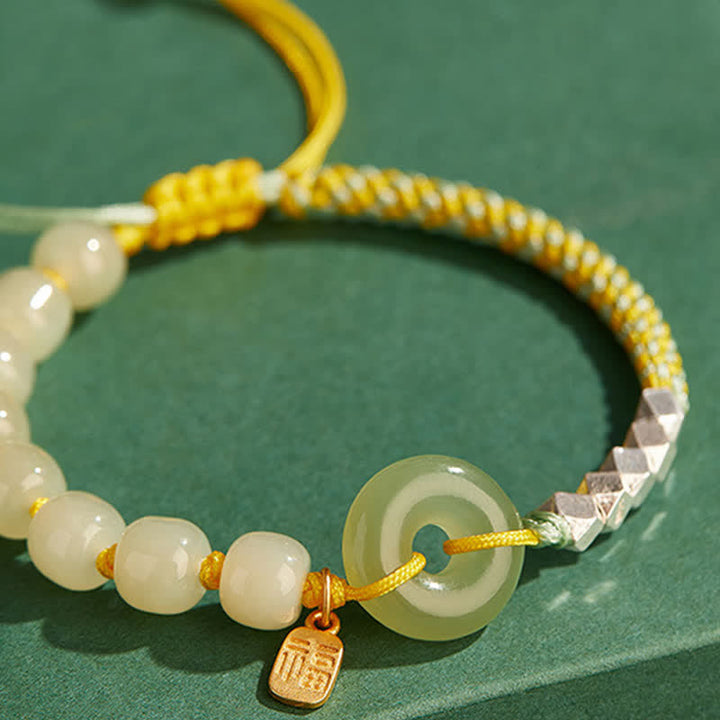 Jade Armband mit goldener Kordel und Silber Verschluss elegant.