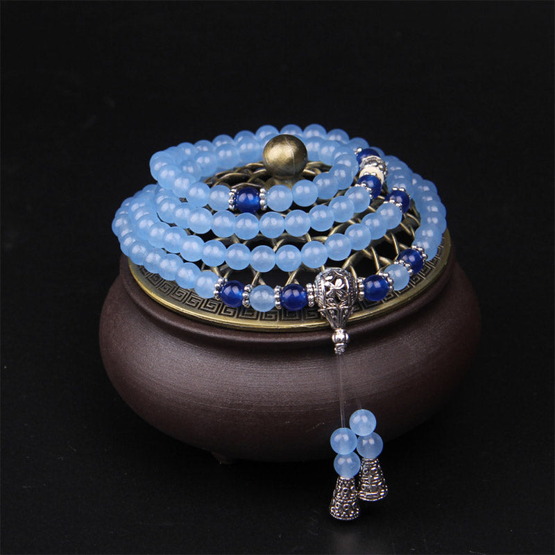 Mala 108 Perlen Kristall Blue Crystal Armband auf Holzschale elegant.