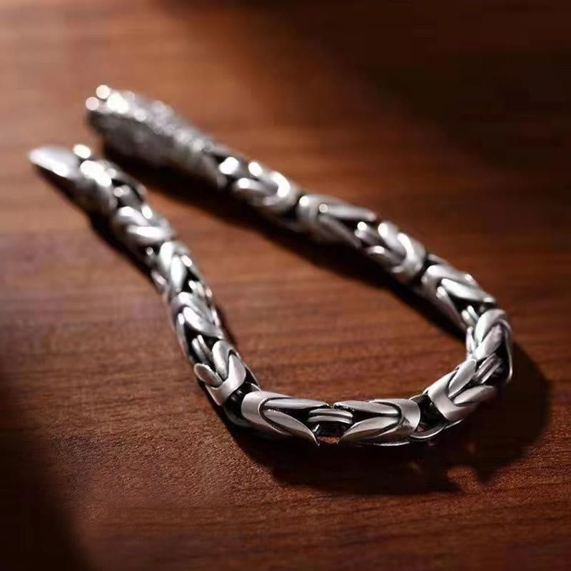 Silbernes Om Mani Padme Hum Armband mit Drachenkopf-Verschluss elegant.