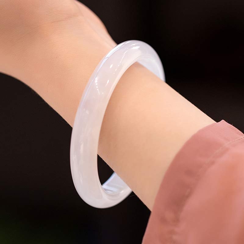 Weißes Jade Armband – Harmonie am Handgelenk getragen eleganter Naturstein
