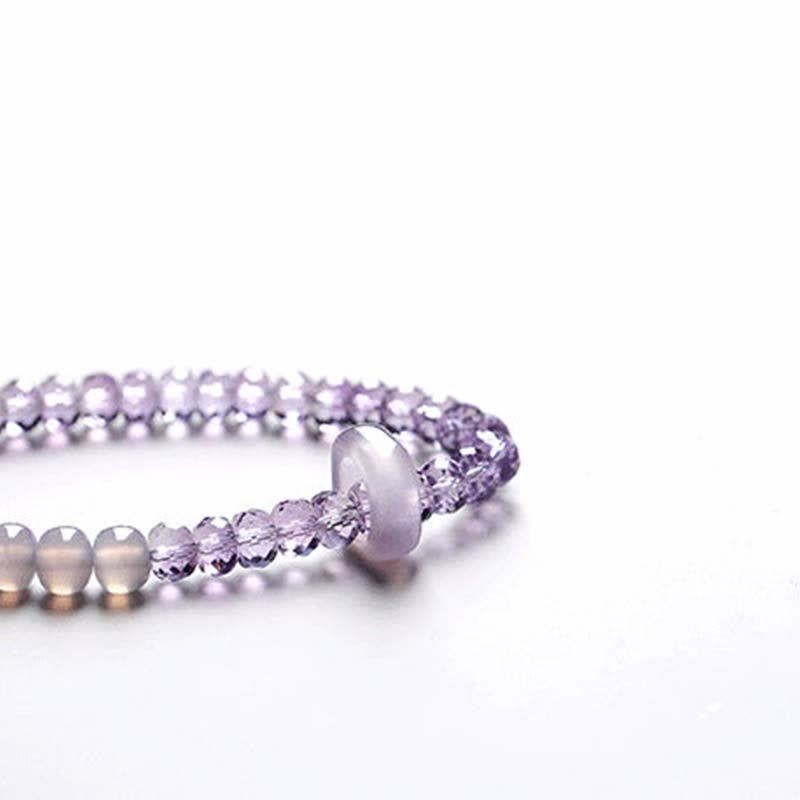 Amethyst Kristall Armband mit lila Perlen elastisch getragen Heilung