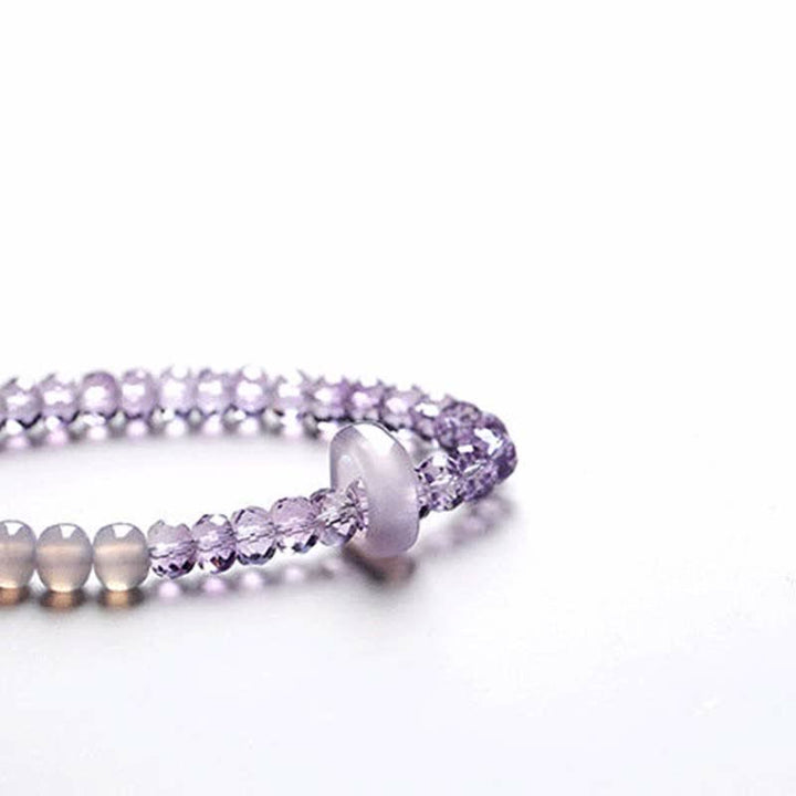 Amethyst Kristall Armband mit lila Perlen elastisch getragen Heilung