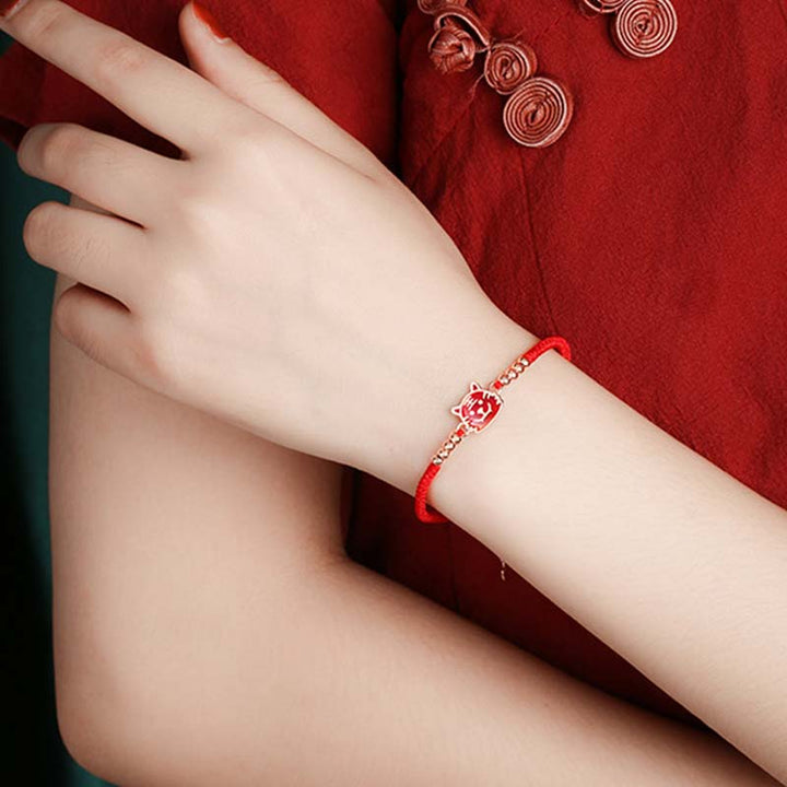 Rotes Armband Chinesisches Tierkreis – Glück elastisch am Handgelenk getragen