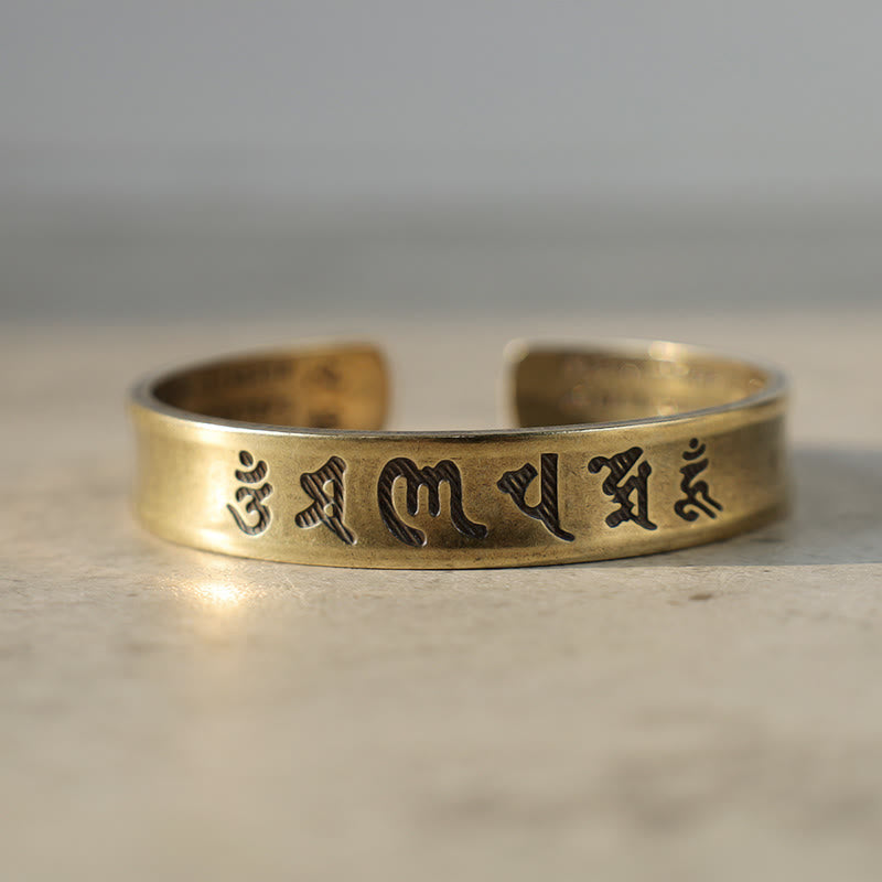 Messing Armband Tibet Buddha Mantra Schrift goldfarben Flachaufnahme