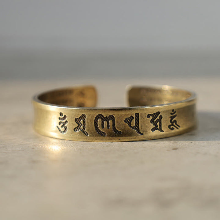 Messing Armband Tibet Buddha Mantra Schrift goldfarben Flachaufnahme