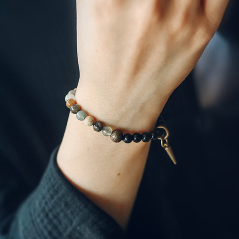 Armband Schwarzer Obsidian Kristall Paar Stärke am Handgelenk getragen
