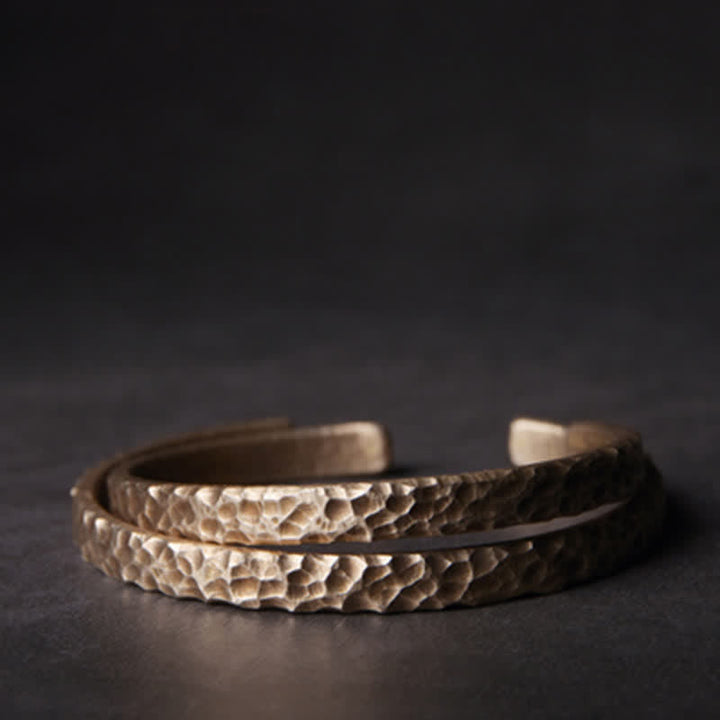 Armband Kupfer – Wohlstand mit strukturierter Oberfläche auf dunklem Hintergrund.