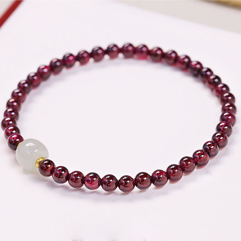 Armband Granat Jade Katze mit Natursteinen elastisch Handgelenk getragen