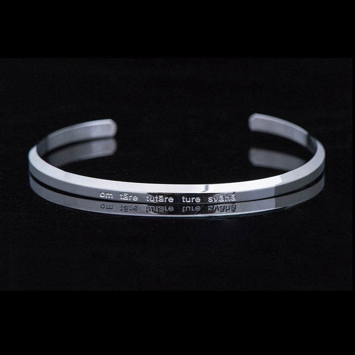 Silbernes Armband mit Gravur Schutz Segen Handgelenk elegant minimalistisch
