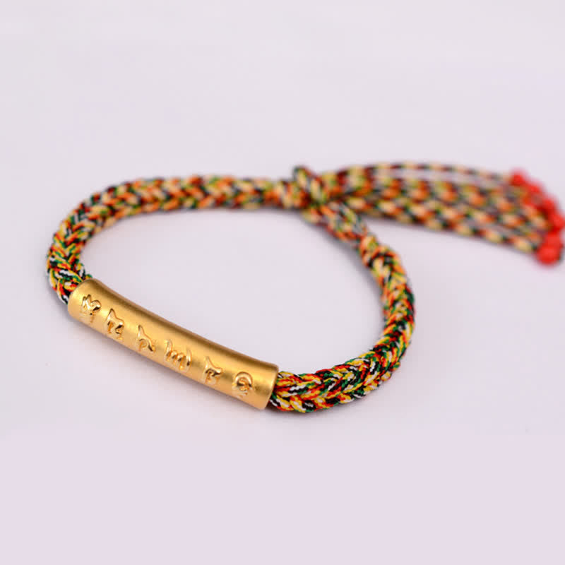 Buntes Seil-Armband mit goldener Om Mani Padme Hum Gravur elastisch.