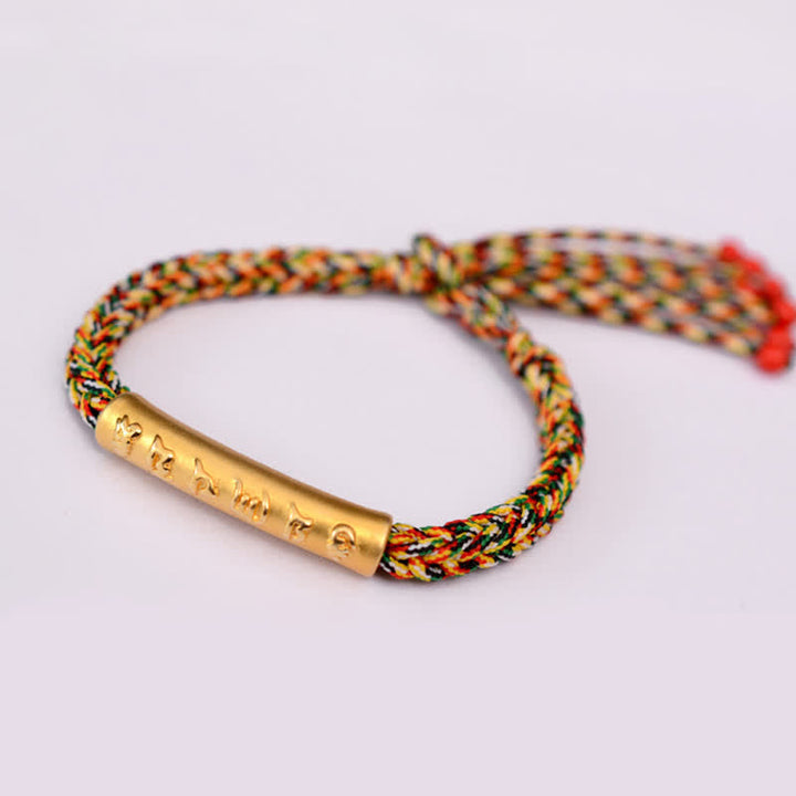 Buntes Seil-Armband mit goldener Om Mani Padme Hum Gravur elastisch.