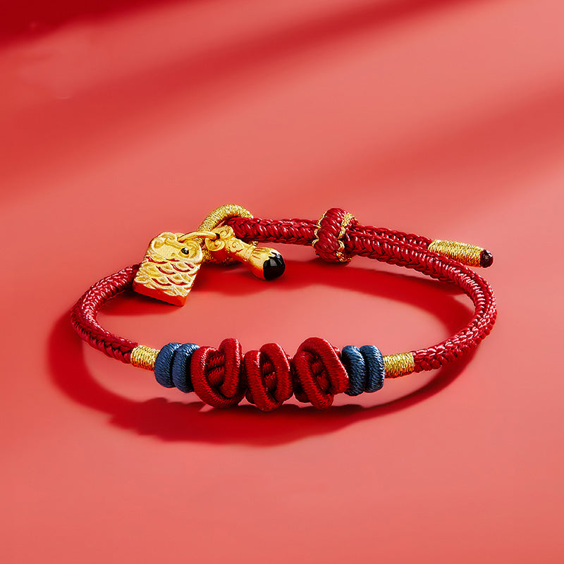 Rotes Armband mit goldenen Akzenten und blauen Perlen elastisch.