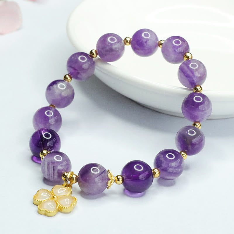Amethyst Kristall Armband mit Kleeblatt Charm goldene Perlen.